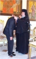 Ο Αρχιεπίσκοπος περνά το παράσημο του Αποστόλου Παύλου στο λαιμό του τιμωμένου