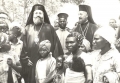 1971-72. Οι μακαριστοί Αρχιεπίσκοποι Κύπρου Μακάριος Γ\' (δεξιά) και Χρυσόστομος Α\' (αριστερά), μεταξύ χριστιανών της Κένυας.