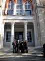 Οι τρεις Κύπριοι απόφοιτοι με τον Σεβ. Μητροπολίτη Μοσχονησίων κ.Απόστολο στα προπύλαια της Σχολής